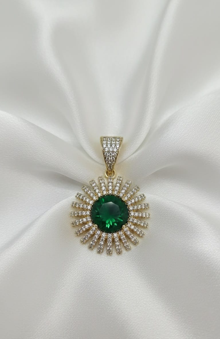 Ciondolo Sole- SSJewelry - Oro Laminato di alta Qualità per uso quotidiano- Gioielleria in Ticino.