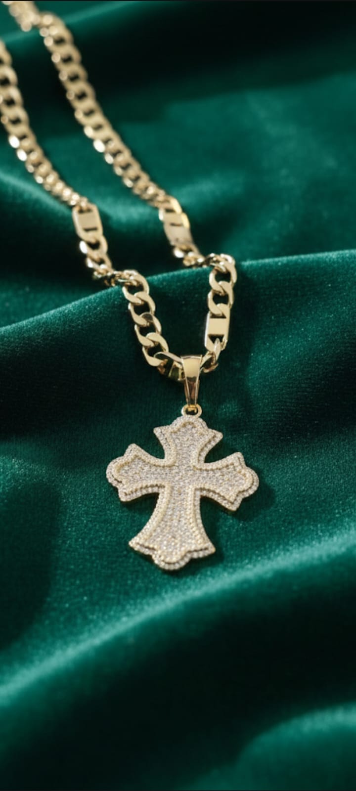 Ciondolo Croce Gotica- SSJewelry - Oro Laminato di alta Qualità per uso quotidiano- Gioielleria in Ticino.