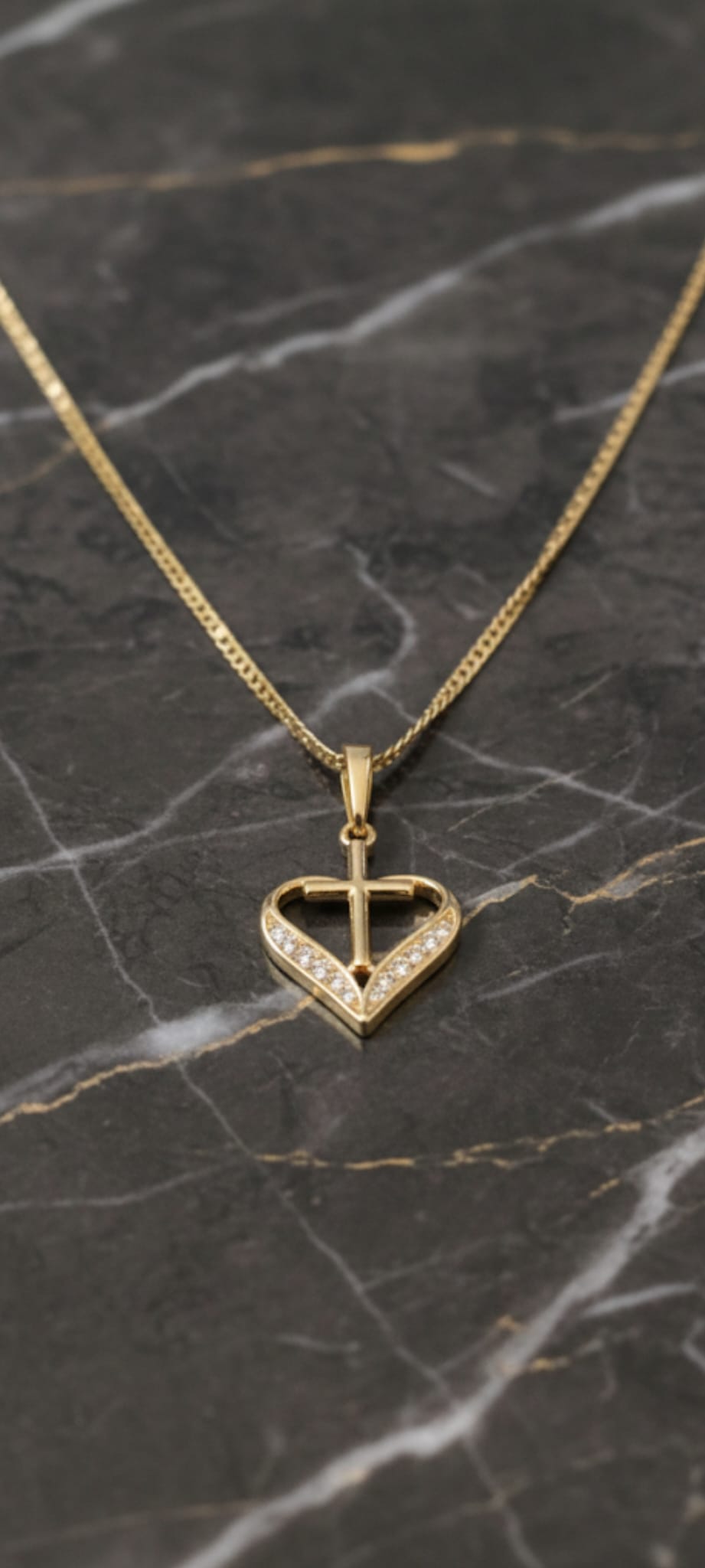 Ciondolo Cuore Sacro- SSJewelry - Oro Laminato di alta Qualità per uso quotidiano- Gioielleria in Ticino.